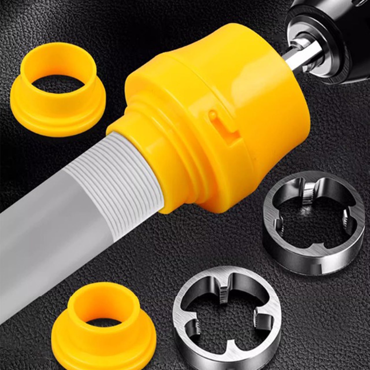 Tartalmaz csővágókat 20 mm, 25 mm és 32 mm átmérővel, lehetővé téve a rugalmasságot különböző projektekhez.