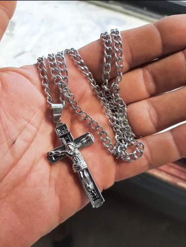 JesusNecklace, ezüst színű lánc feszület medállal