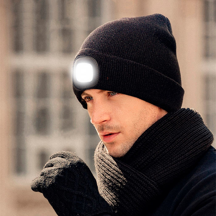 A led lámpával ellátott sapka biztonságot és megfelelő láthatóságot biztosít az úton.
