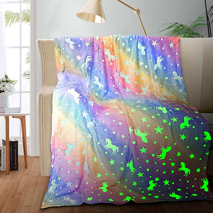 A Glow Blanket tökéletes választás ajándéknak, mivel nagyon hasznos, és a gyerekek imádják, mert sötétben világít!